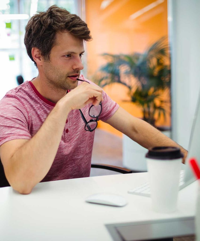 Professionista digitale al lavoro su consulenza web, progettazione siti e strategie online per aziende