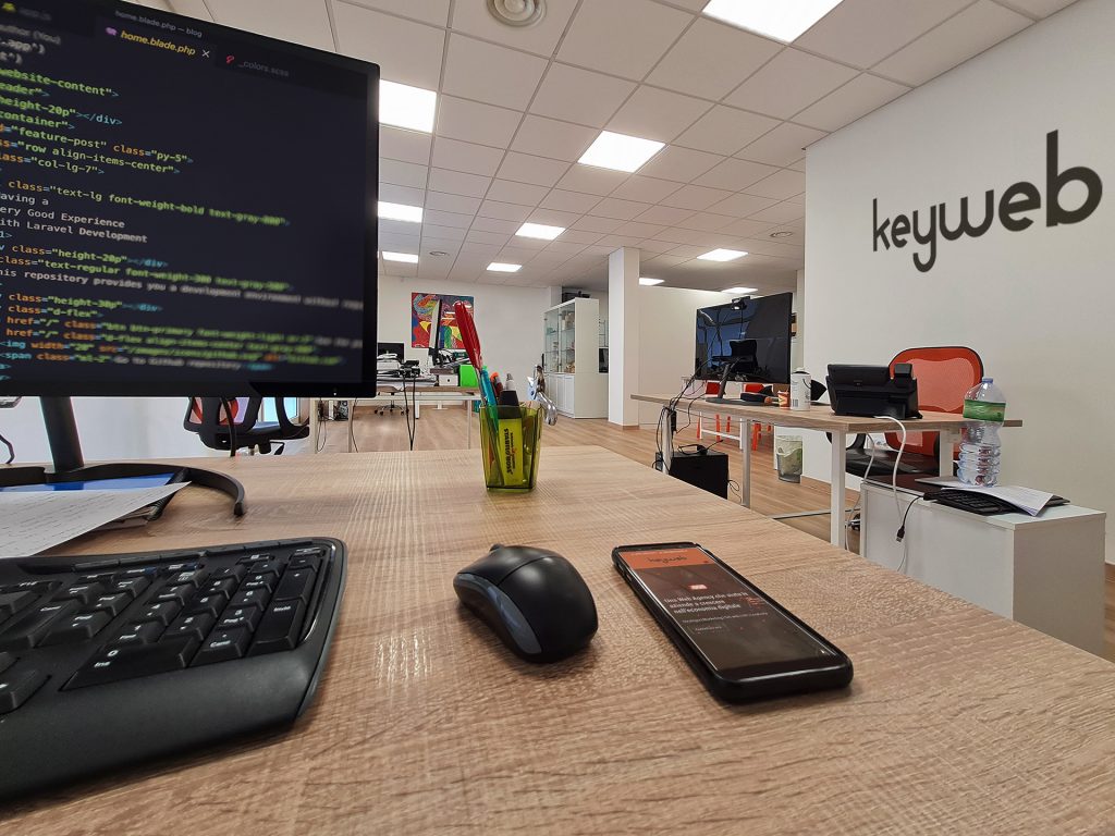 Ufficio Keyweb a Quartu Sant’Elena con postazioni di lavoro per sviluppo siti web e software digitali