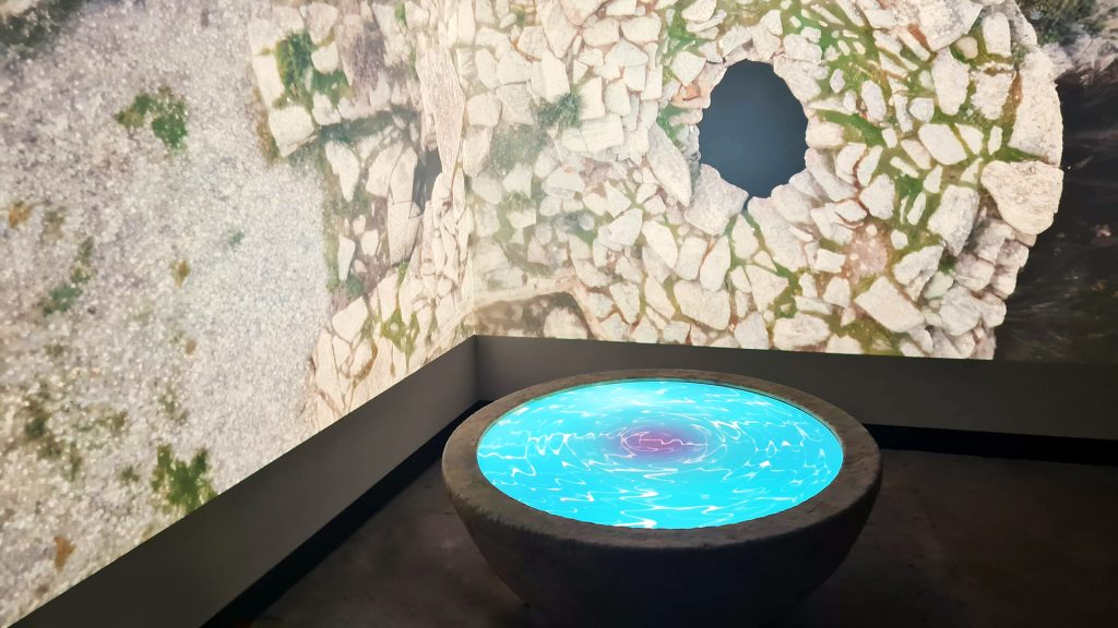Installazione software immersiva con pareti video e tavolo multimediale per spazi museali